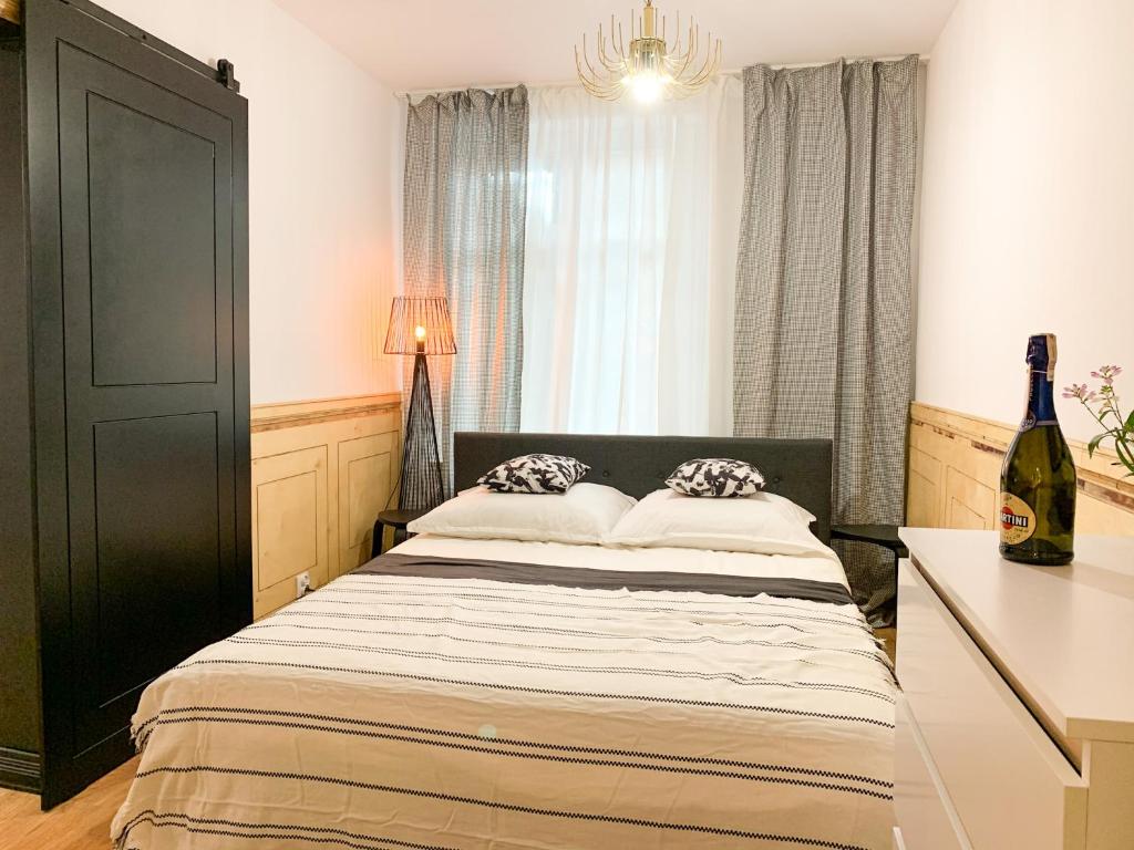 Un pat sau paturi într-o cameră la Apartamenty Centrum - Szafirowy i Szmaragdowy