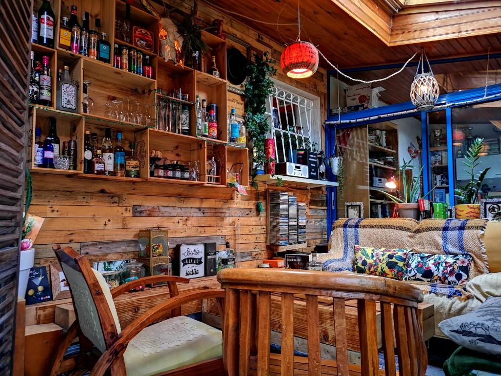 een bar met een bank en stoelen in een kamer bij OH ! MADIANA in Saint-Jean-dʼIllac
