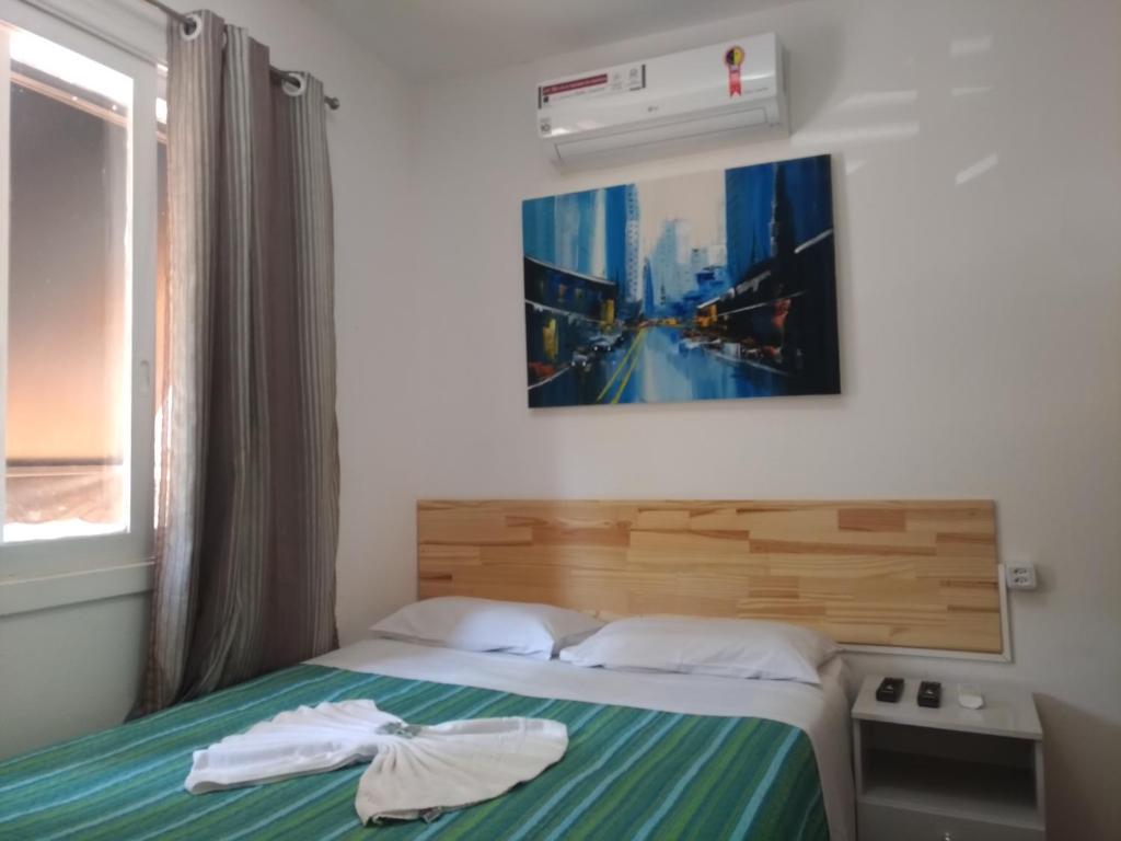 1 dormitorio con cama y ventana en Pousada Soft Brooklin, en São Paulo