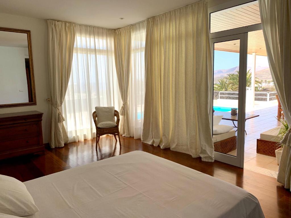 Posteľ alebo postele v izbe v ubytovaní Villa Dois Mares Puerto Calero