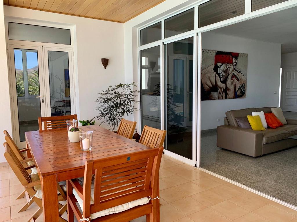 Posedenie v ubytovaní Villa Dois Mares Puerto Calero