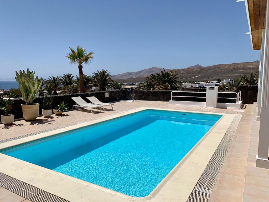 Bazén v ubytovaní Villa Dois Mares Puerto Calero alebo v jeho blízkosti