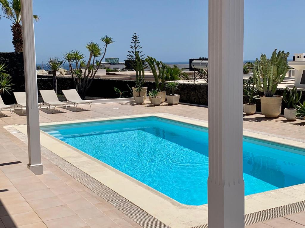 Bazén v ubytovaní Villa Dois Mares Puerto Calero alebo v jeho blízkosti