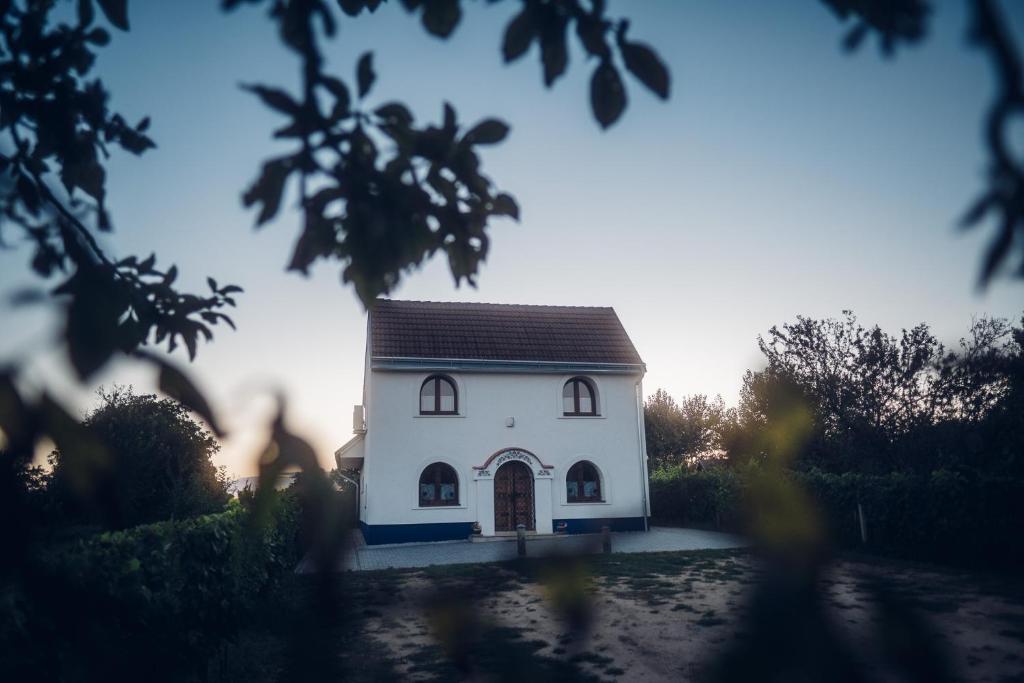 una pequeña casa blanca con techo negro en U Matůšků, en Mikulčice