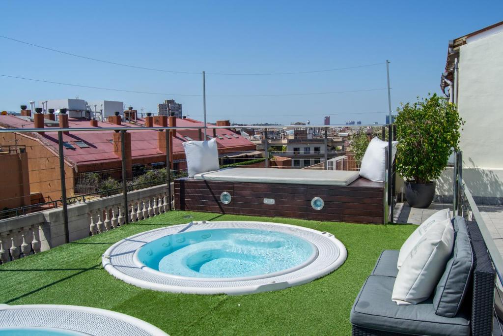 Bazén v ubytovaní Hotel Barcelona Center alebo v jeho blízkosti