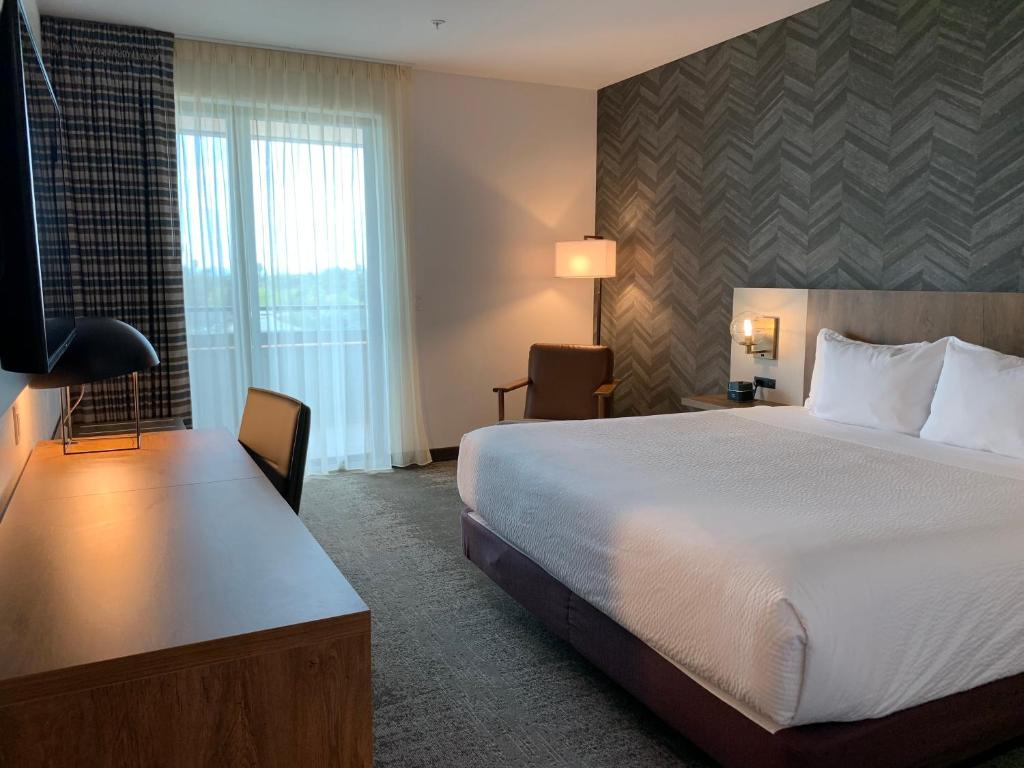 La Quinta Inn & Suites by Wyndham Santa Rosa Sonoma photo