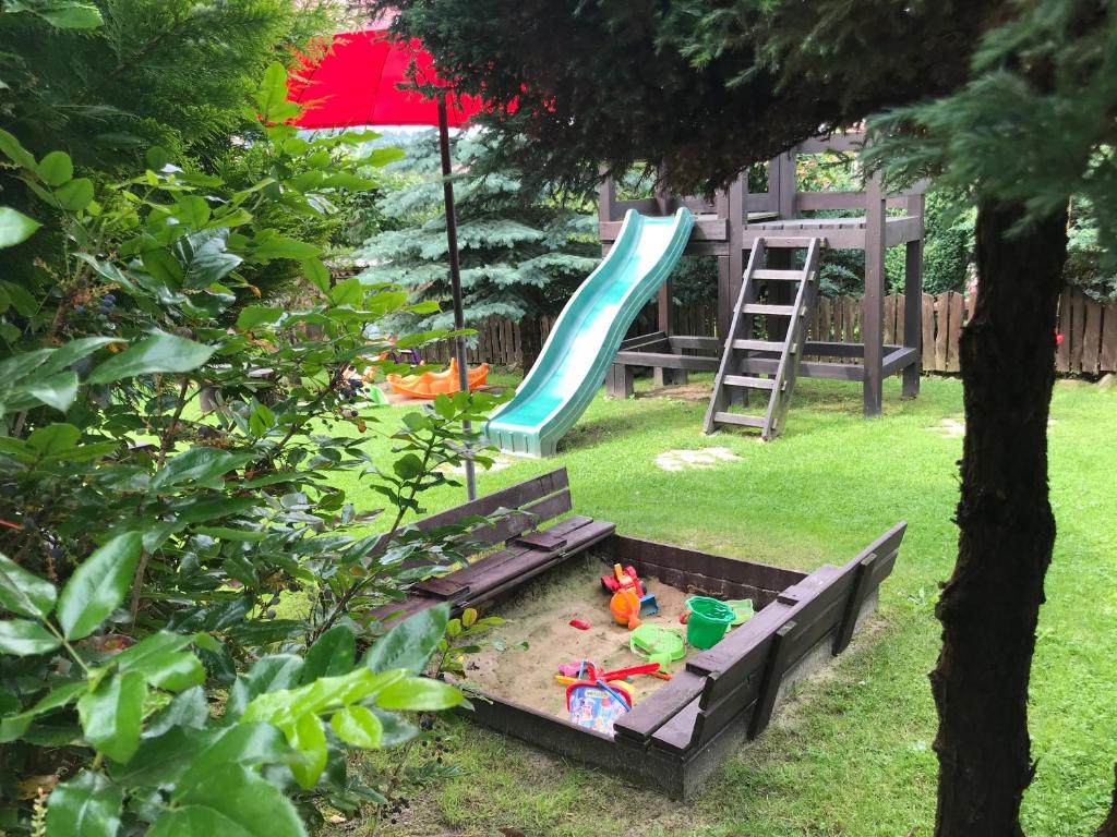 Vonkajšia záhrada v ubytovaní APARTAMENTY-STUDIO noclegi wczasy wakacje ferie - pobyty rodzinne