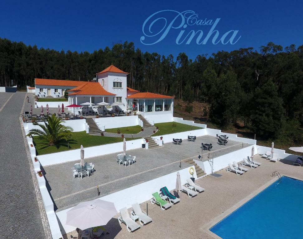 - une vue aérienne sur un complexe avec une piscine dans l'établissement Casa Pinha, à Figueira da Foz