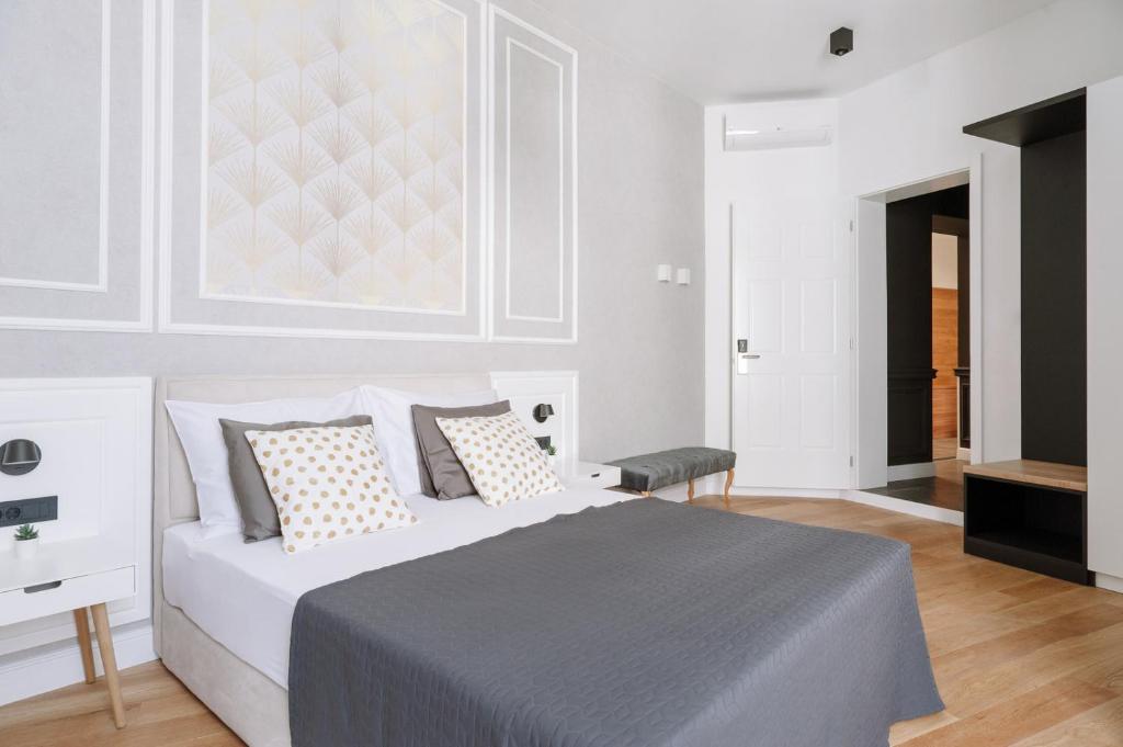 Postel nebo postele na pokoji v ubytování THE City Lodge - Boutique Apartments