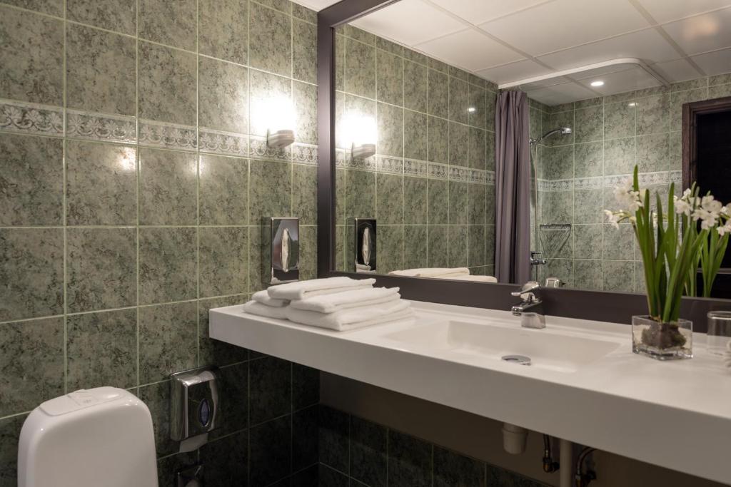 Koupelna v ubytování Metropol Hotel
