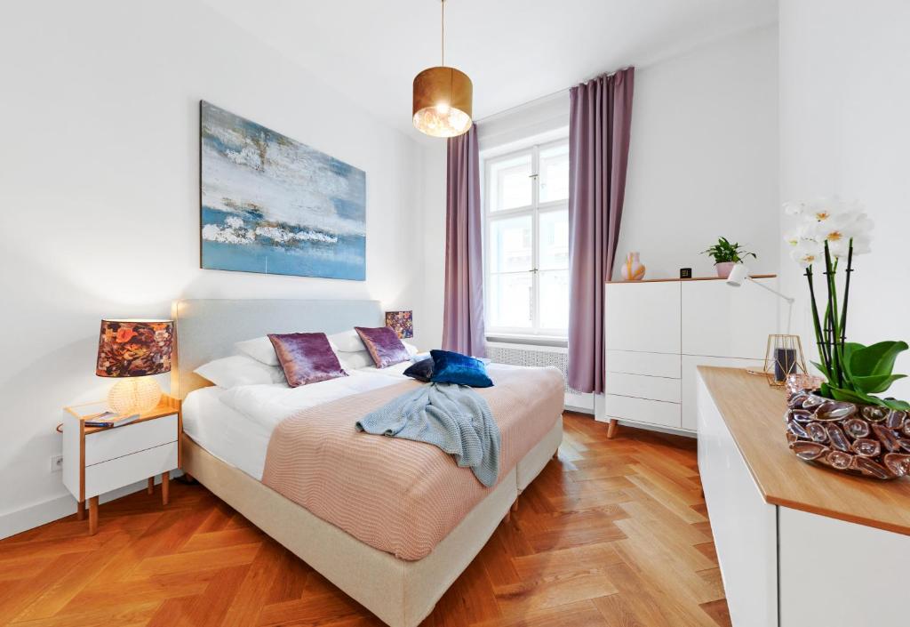 Postel nebo postele na pokoji v ubytování Palace Dlazdena Central Apartment - New Town