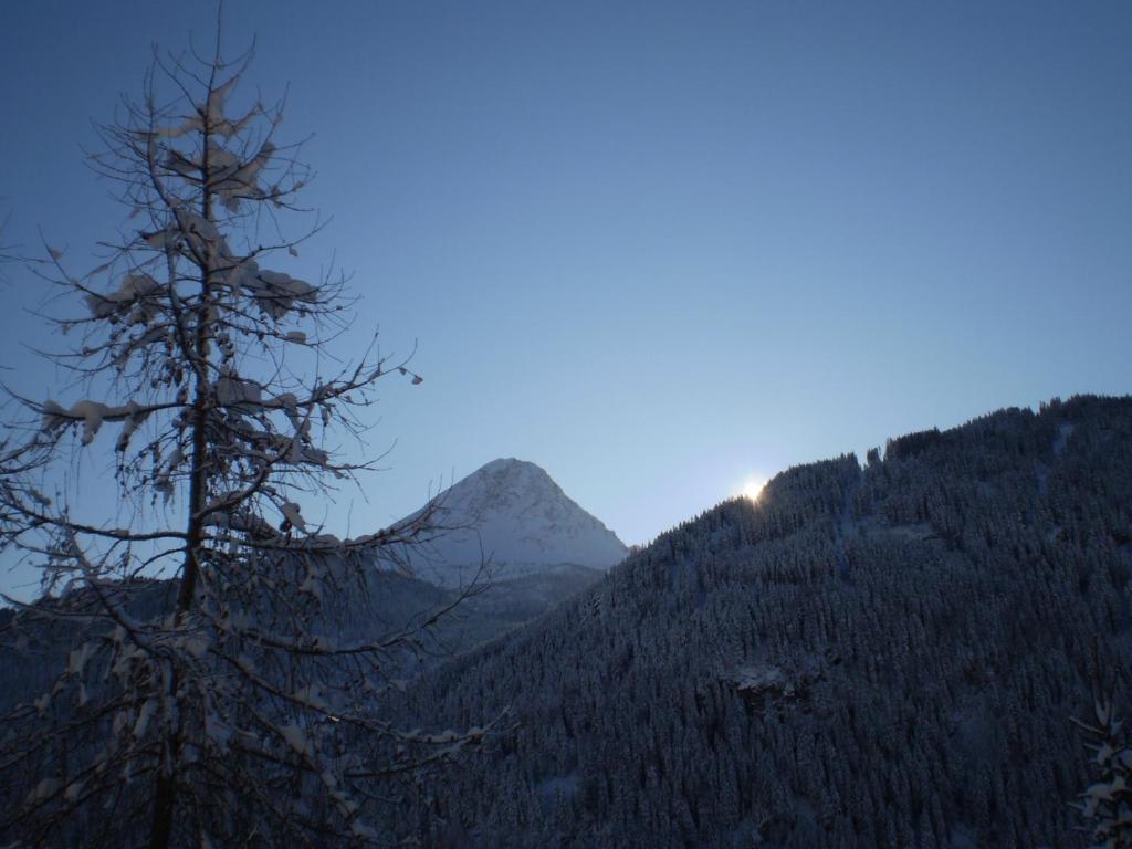 A general mountain view or a mountain view taken from Az apartmant