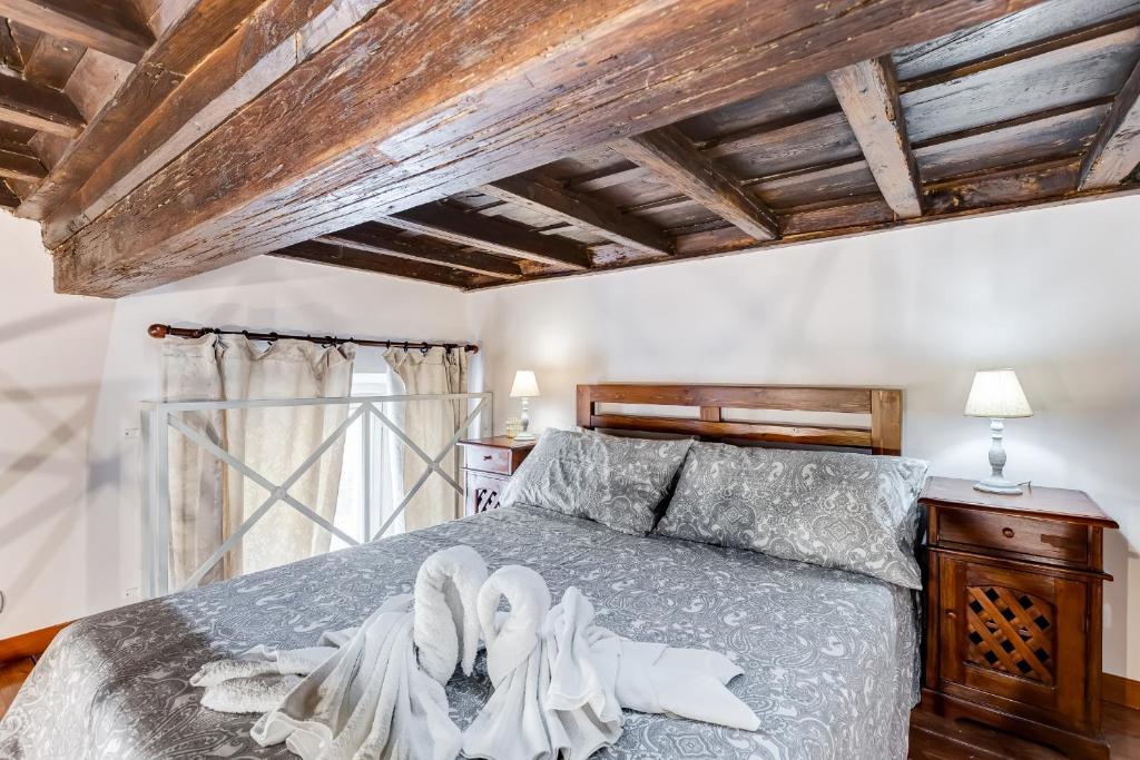 Łóżko lub łóżka w pokoju w obiekcie Casa Tiffany Piazza di Spagna