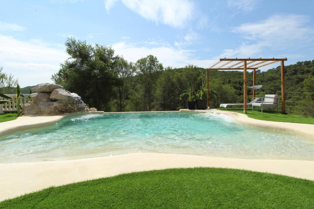 una gran piscina en un patio en Villa Paradise , playa climatizada y privada a 10 minutos de Sitges, en Sant Pere de Ribes