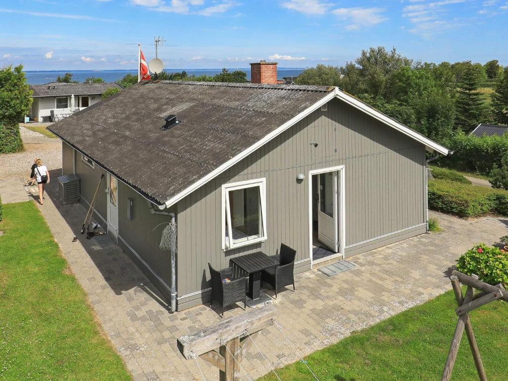 un pequeño edificio gris con techo en 6 person holiday home in Brenderup Fyn, en Vedelshave