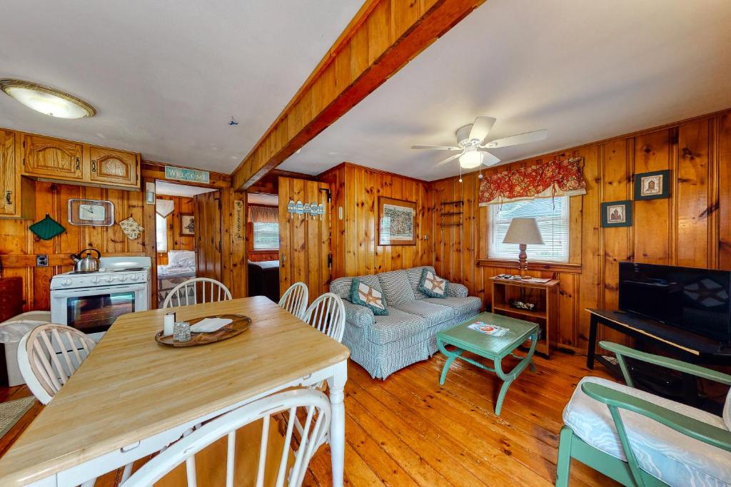 una sala de estar con un sofá y una mesa en Little Cottage, en York