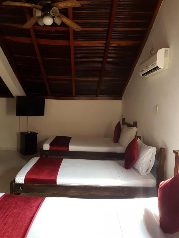 Postel nebo postele na pokoji v ubytování Hotel Don Juan Colonial