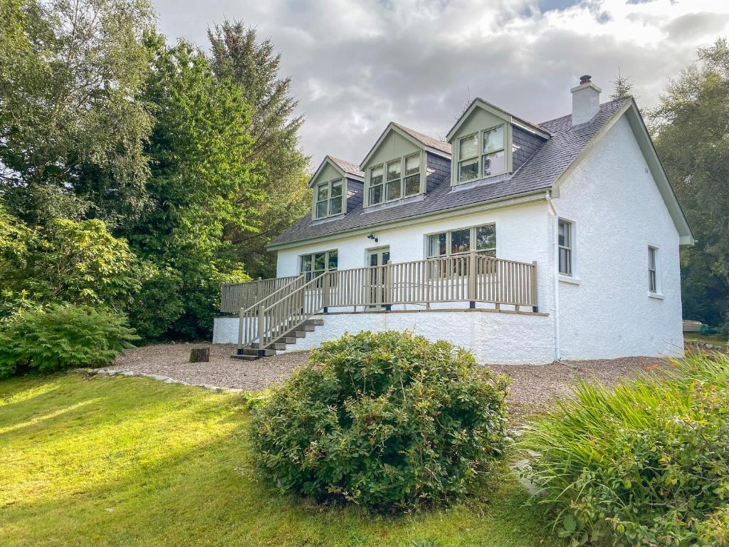 Casa blanca grande con porche y terraza en Clearwater House, en Lochailort