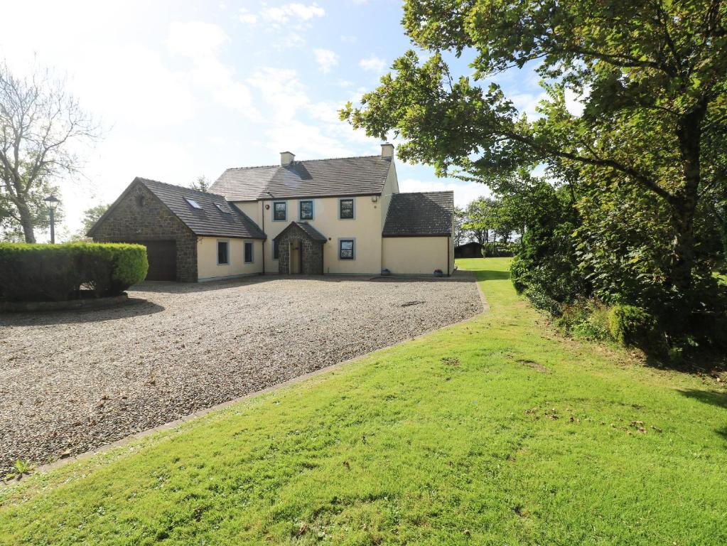 a large white house with a gravel driveway at Mountain Farm in Haverfordwest