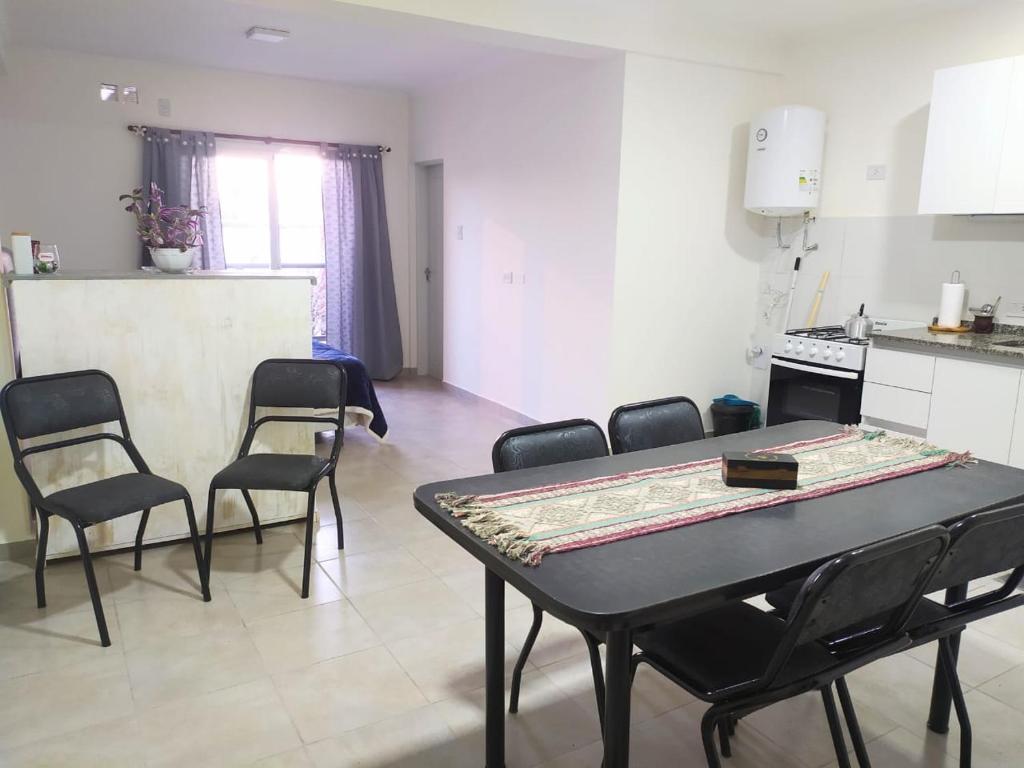 uma cozinha com mesa e cadeiras num quarto em Departamento Santo Tome centrico em Santo Tomé
