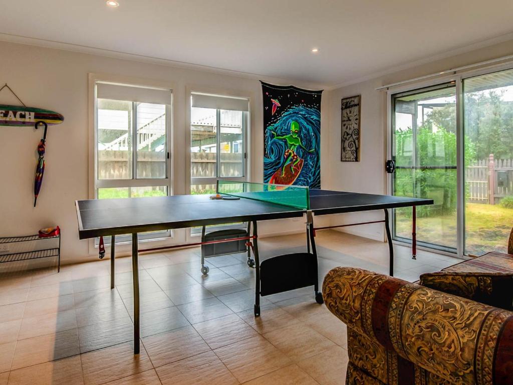 uma mesa de pingue-pongue numa sala de estar em Colonnades em Cape Woolamai