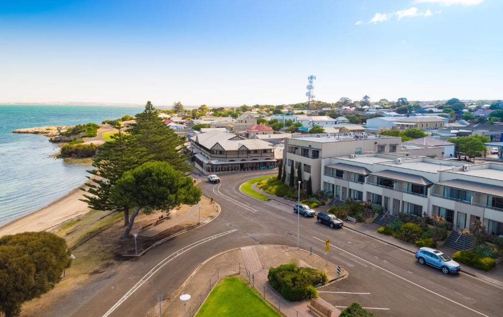 - une vue aérienne sur une ville à côté de l'océan dans l'établissement Aurora Ozone Hotel Kangaroo Island, à Kingscote