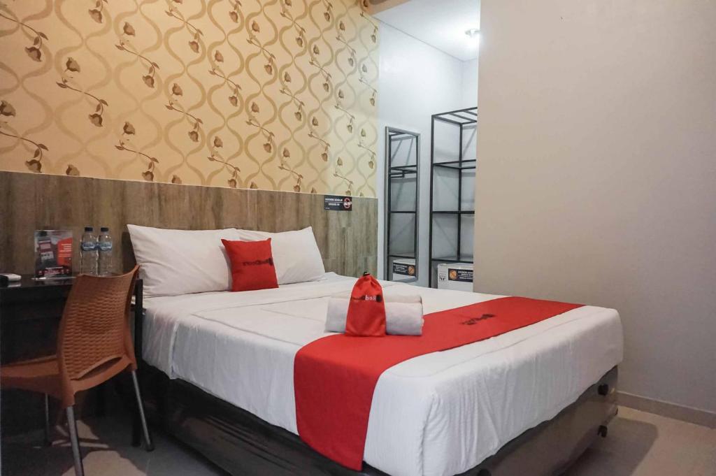 Katil atau katil-katil dalam bilik di RedDoorz @ Bukit Dieng 2