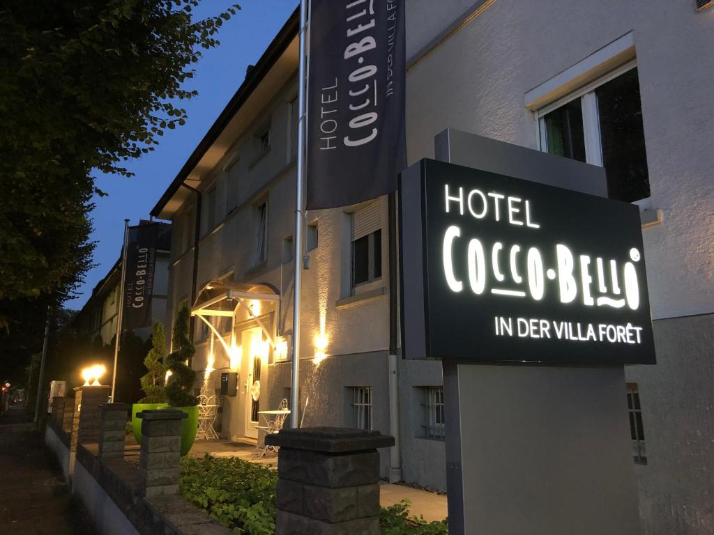 una señal de ocupación del hotel frente a un edificio en Hotel-Cocco-Bello in der Villa Foret en Ludwigsburg