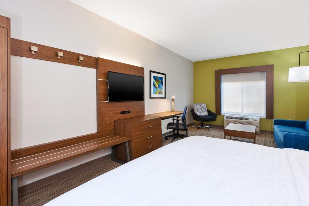 Holiday Inn Express and Suites Three Rivers by IHG - King Suite With Sofa Bed - Non-Smoking