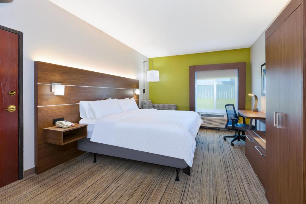 Holiday Inn Express and Suites Three Rivers by IHG - Standard King Room