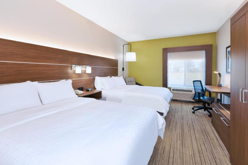 Holiday Inn Express and Suites Three Rivers by IHG - Standard Queen Room With Two Queen Beds