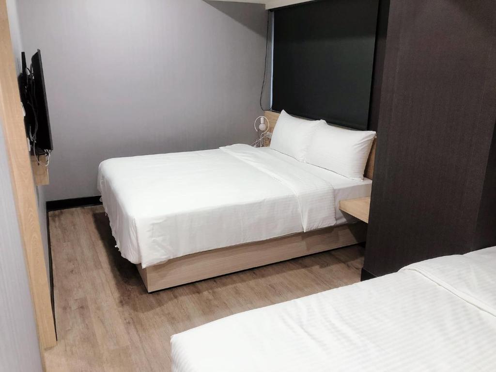 Postel nebo postele na pokoji v ubytování CY Hotel