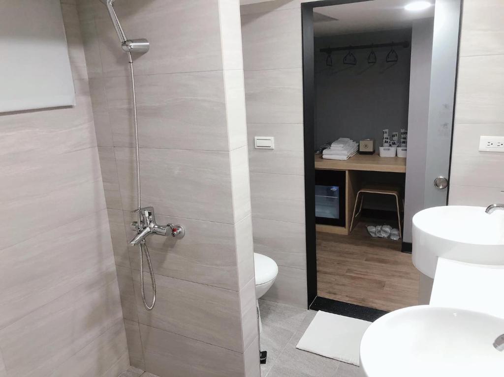 Koupelna v ubytování CY Hotel