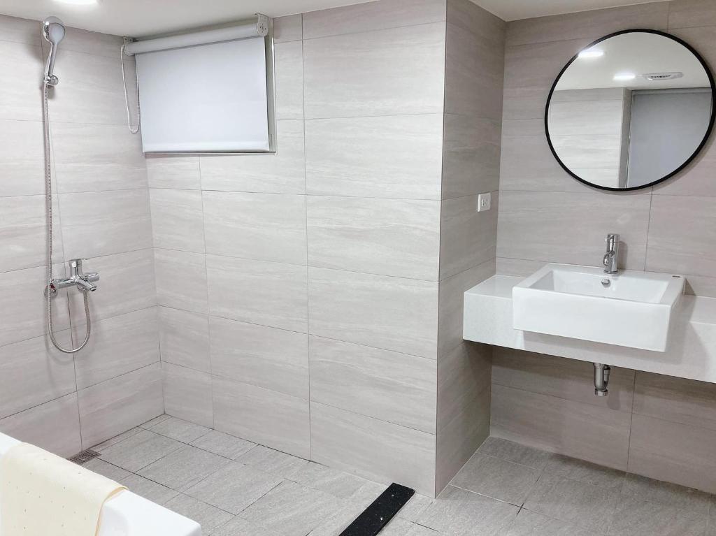 Koupelna v ubytování CY Hotel