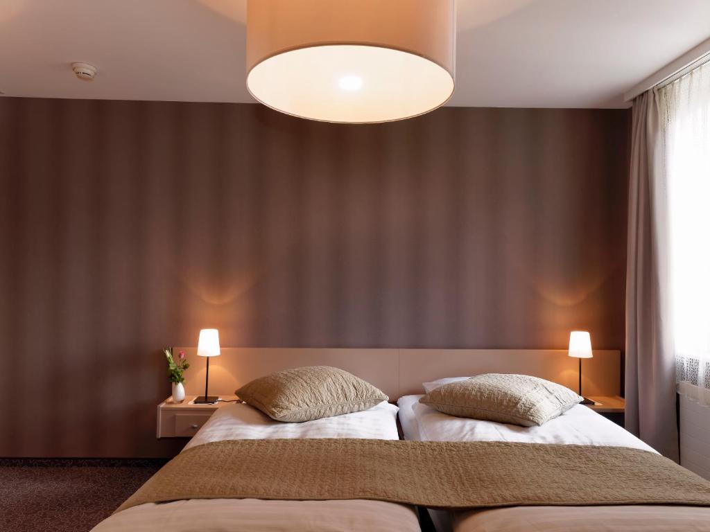 Hôtel la Suite tesisinde bir odada yatak veya yataklar