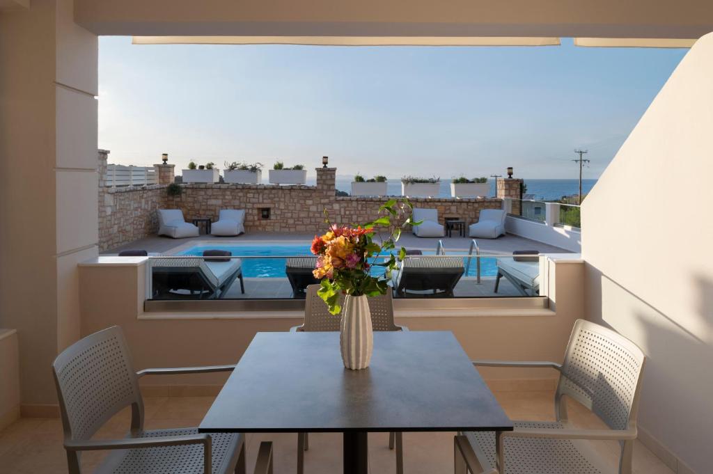Basen w obiekcie Zen Luxury Home, Family Sea Escape! lub w pobliżu