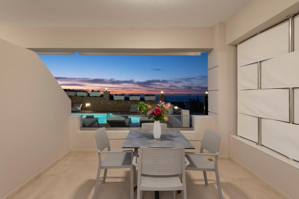 Basen w obiekcie Zen Luxury Home, Family Sea Escape! lub w pobliżu