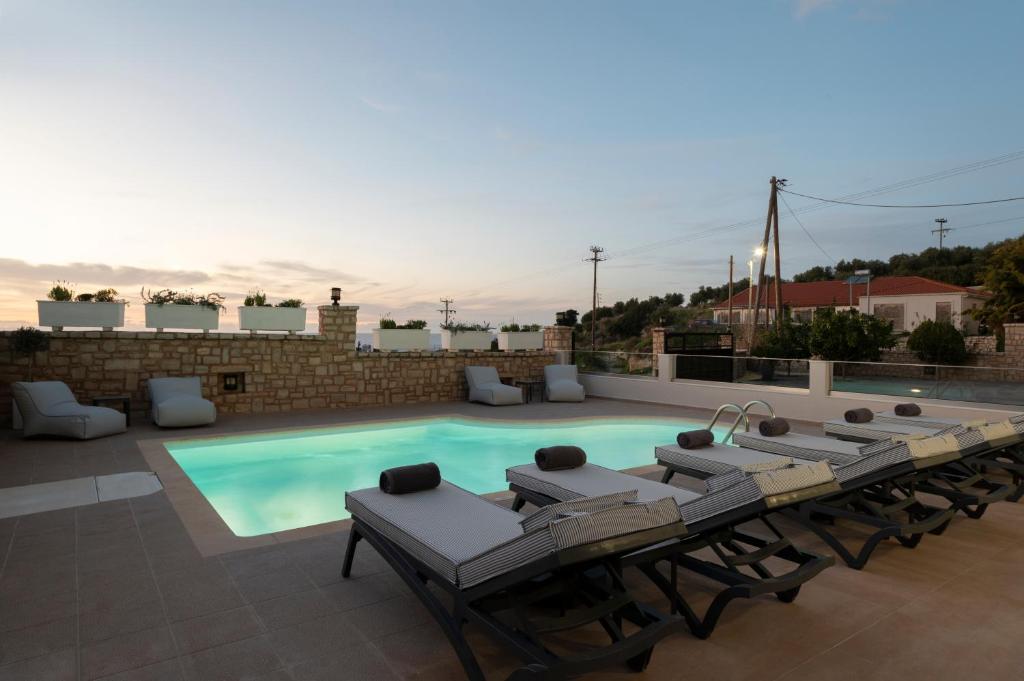 Basen w obiekcie Zen Luxury Home, Family Sea Escape! lub w pobliżu