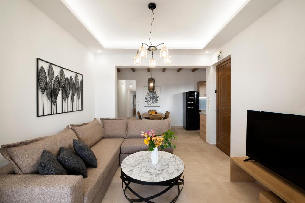 salon z kanapą i stołem z kwiatami w obiekcie Zen Luxury Home, Family Sea Escape! w mieście Magnisía