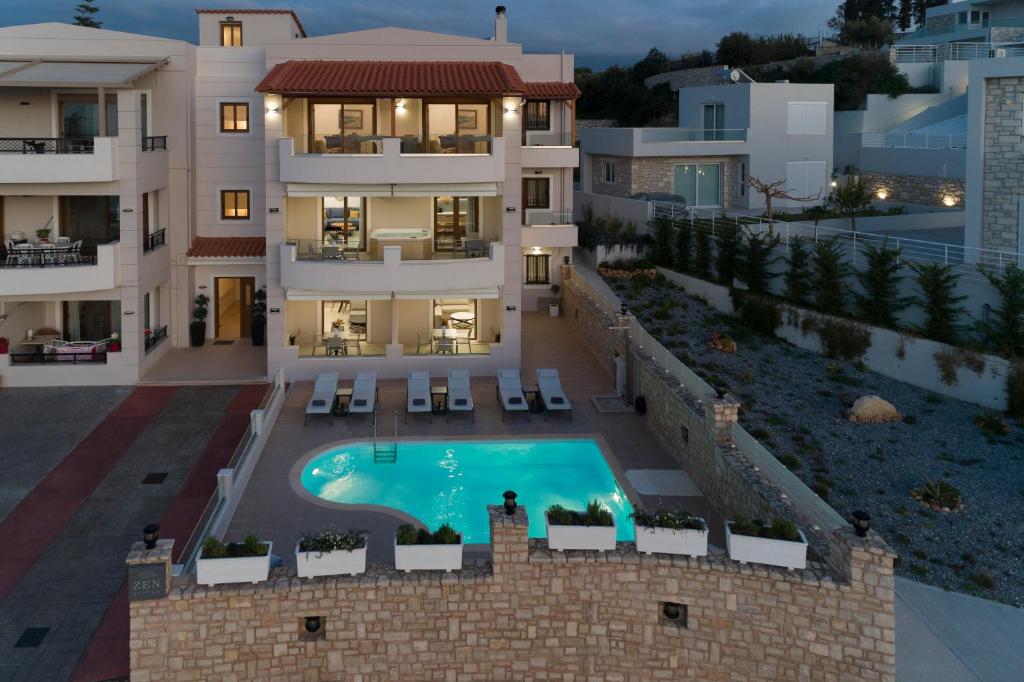 widok z powietrza na budynek z basenem w obiekcie Zen Luxury Home, Family Sea Escape! w mieście Magnisía
