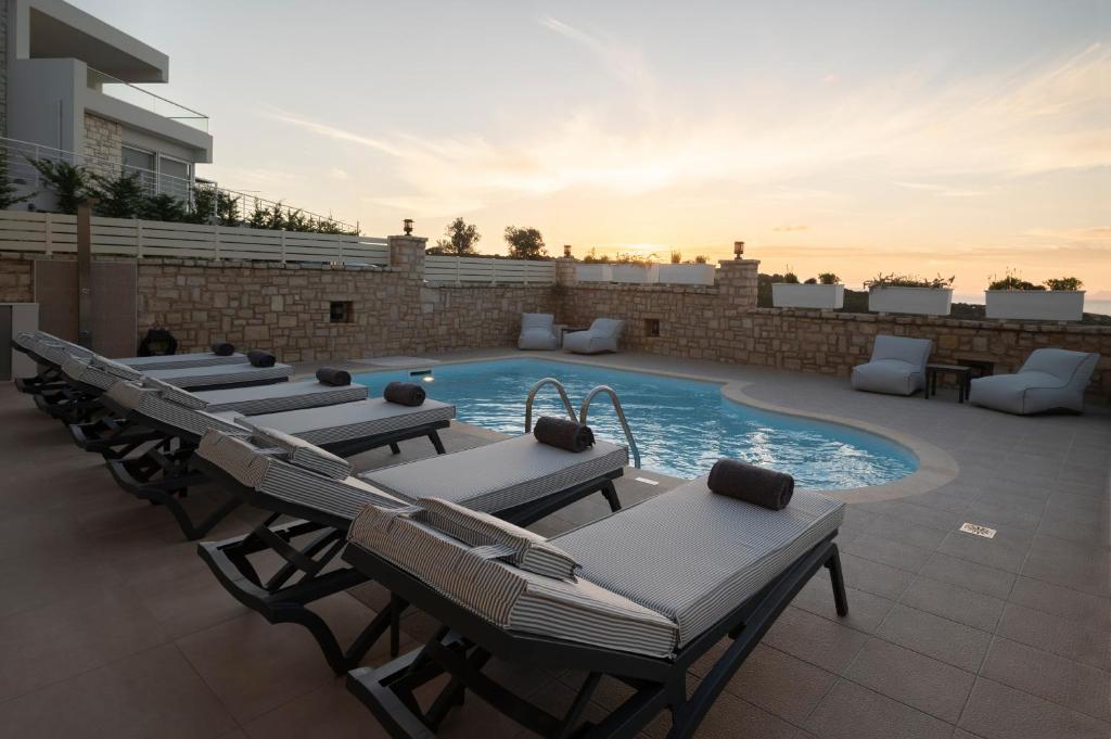 Basen w obiekcie Zen Luxury Home, Family Sea Escape! lub w pobliżu