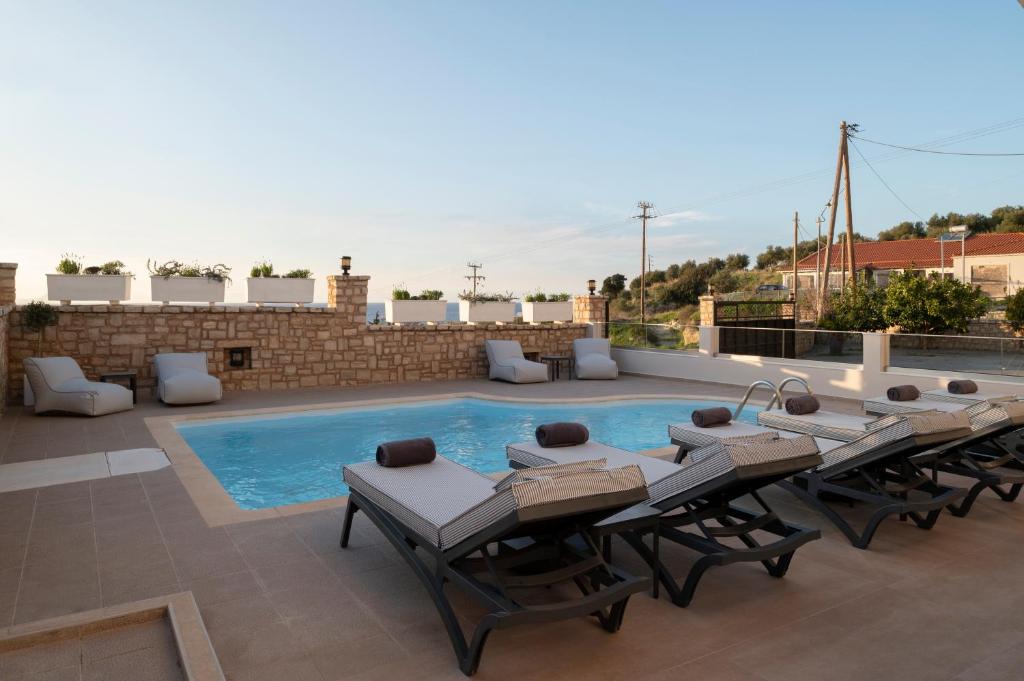 Basen w obiekcie Zen Luxury Home, Family Sea Escape! lub w pobliżu
