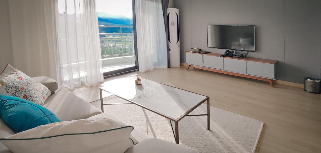 TV a/nebo společenská místnost v ubytování The N Resort Hotel&Spa YangYang