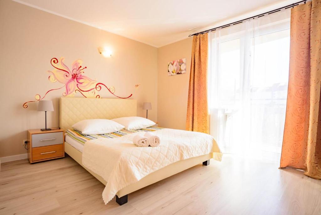 un dormitorio con una cama con un animal de peluche en Willa Kacper, en Władysławowo