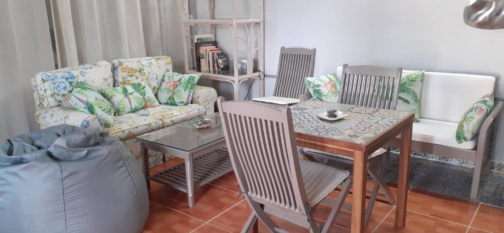 A seating area at la casita de invitados