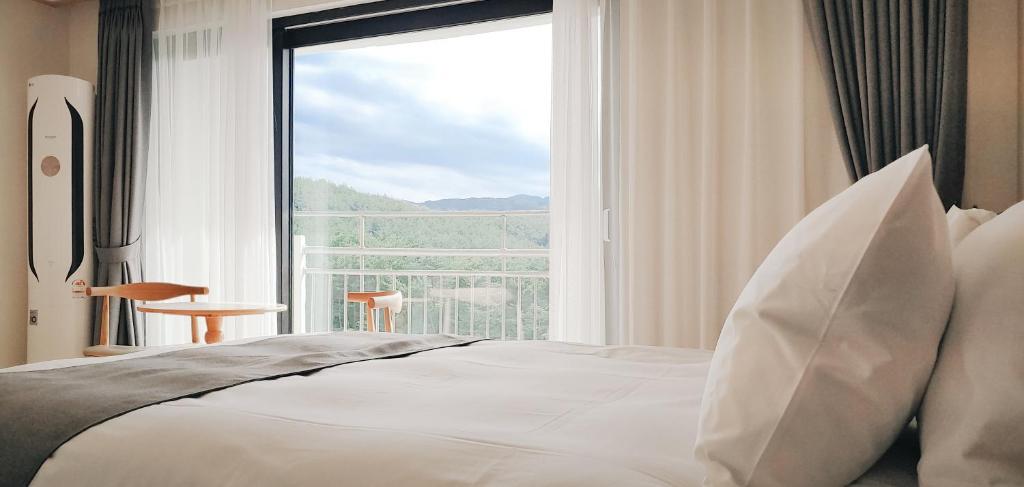 Postel nebo postele na pokoji v ubytování The N Resort Hotel&Spa YangYang