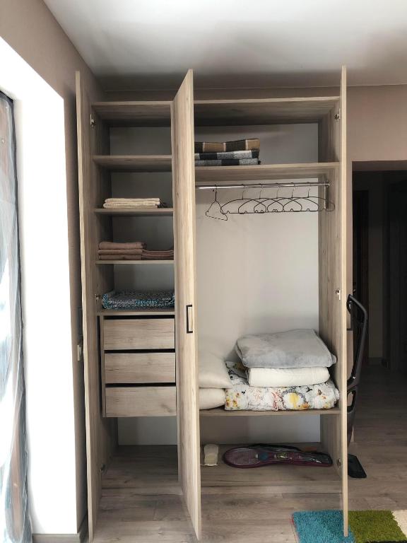 Postel nebo postele na pokoji v ubytování Апартаменти у лісі