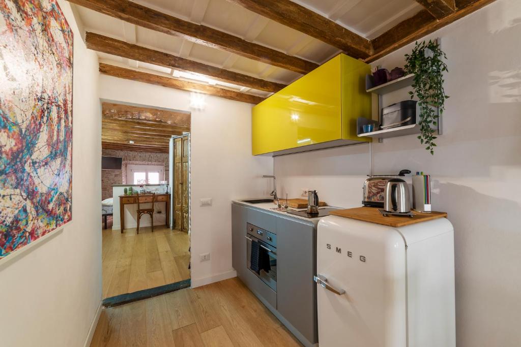 Kuchnia lub aneks kuchenny w obiekcie Largo di Torre Argentina Cozy Studio