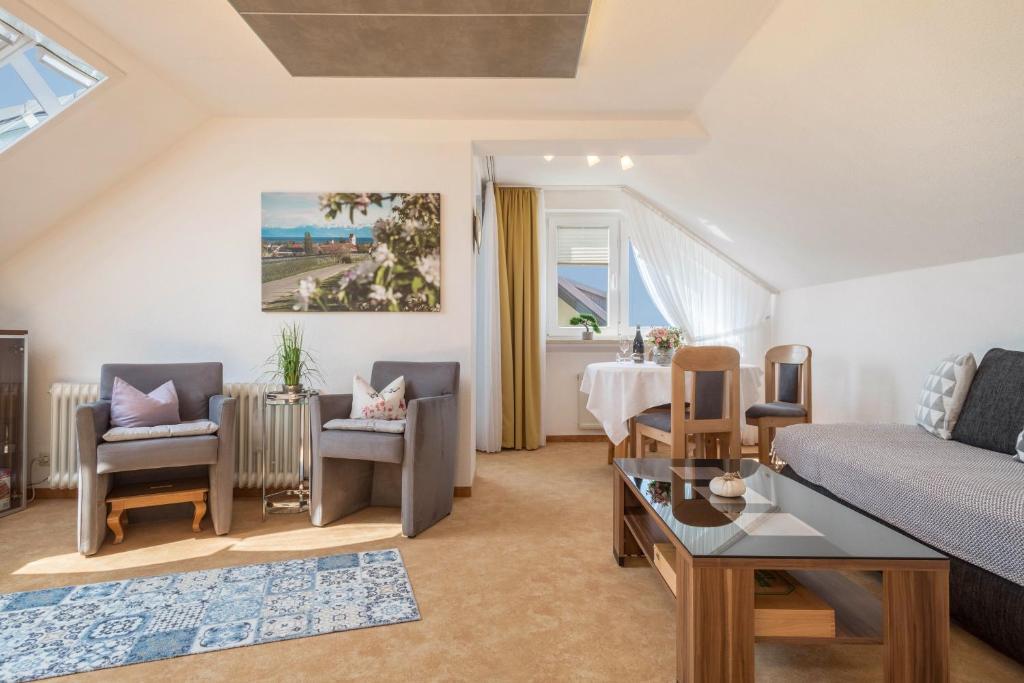 a living room with a couch and chairs and a table at Ferienwohnung Lilo in Immenstaad am Bodensee