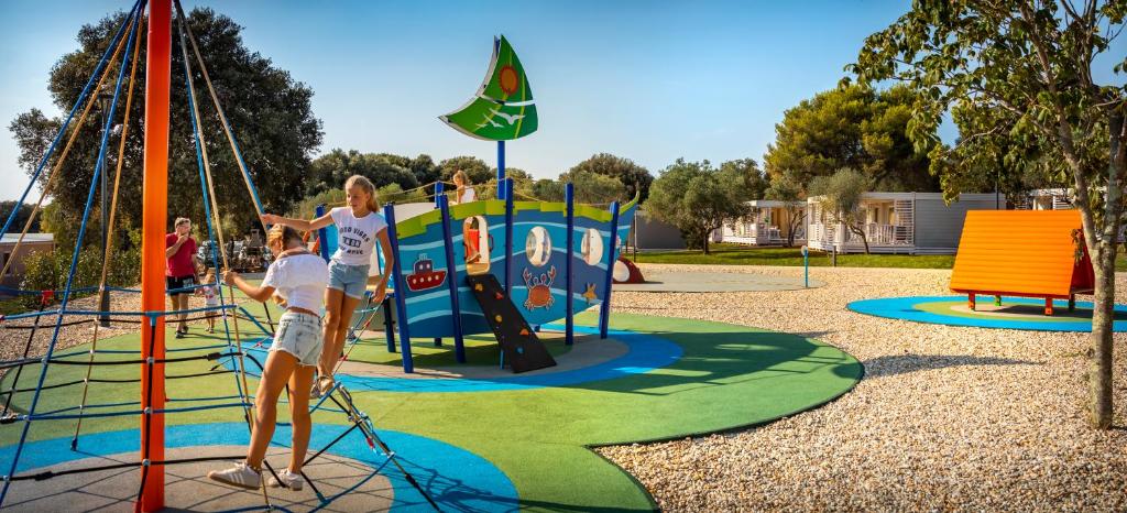 Maistra Camping Amarin Mobile homes的儿童游玩区